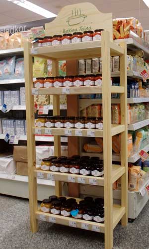 Leseno stojalo za trgovino